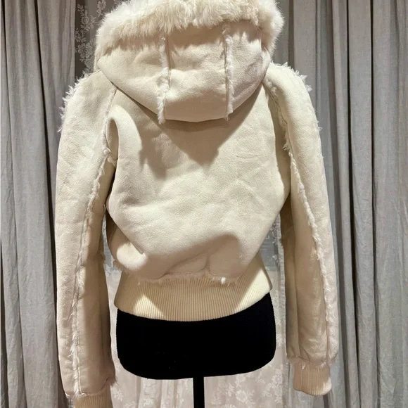 Bebe Women's Cream Jacket
Size S Excellent Condition - Picture 4 of 7